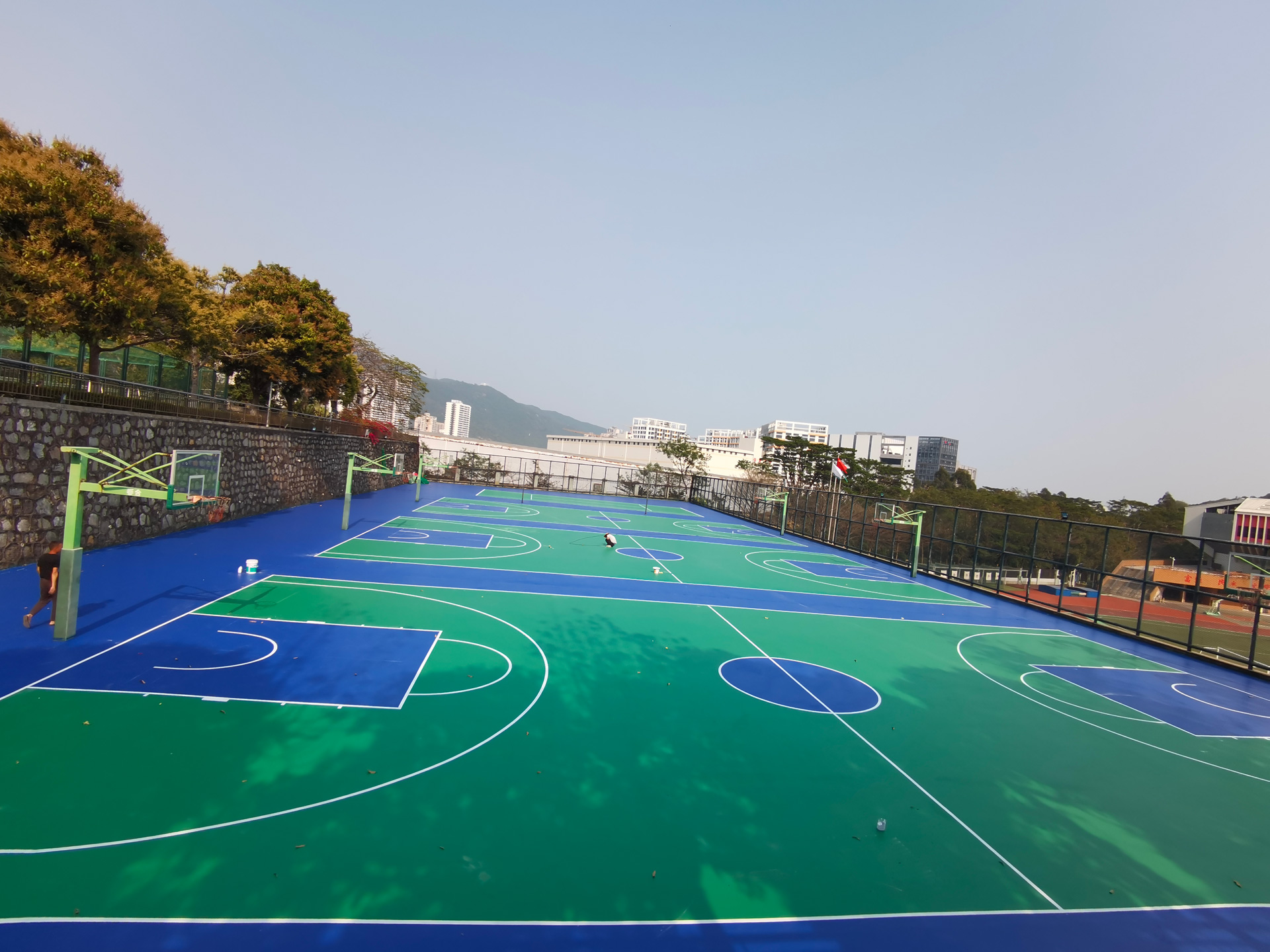 打造顶级运动体验：丙烯酸篮球场施工全解析与高质量建设指南